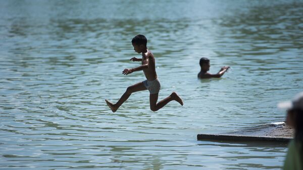 Мальчик прыгает в озеро. Архивное фото - Sputnik Кыргызстан