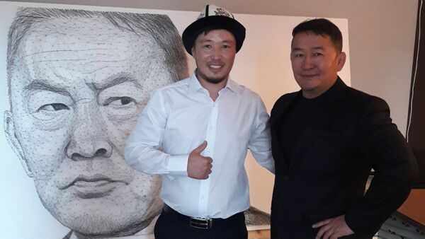 Кыргызстанскому художнику Азамату Жаналиеву удалось встретиться с новоизбранным президентом Монголии Халтмаагийном Баттулгой и подарить его портрет из ниток и гвоздей - Sputnik Кыргызстан