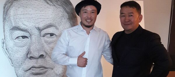 Кыргызстандык сүрөтчү Азамат Жаналиев Монголиянын жаңы шайланган президенти Халтмаагийн Баттулга менен жолугуп, ага мык жана жип (стринг арт) менен тартылган сүрөтүн белек кылды - Sputnik Кыргызстан