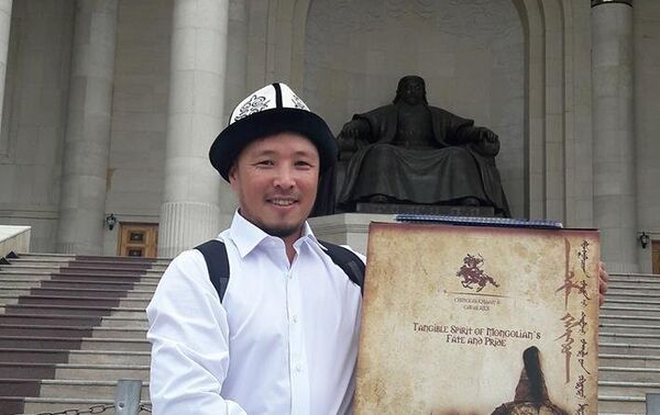 В свою очередь Баттулга подарил художнику бронзовую статуэтку воина, а также вручил книгу рекордов Монголии со своей росписью - Sputnik Кыргызстан