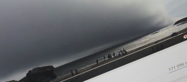 Гигантское туманное облако на пляже города Санта-Круз (штат Калифорния). Фото с сайта YouTube с канала пользователя ViralHog - Sputnik Кыргызстан