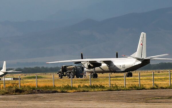 Ан-26 — военно-транспортный самолет, которым управляет экипаж из шести человек. Грузоподъемность достигает 5,5 тонны. - Sputnik Кыргызстан
