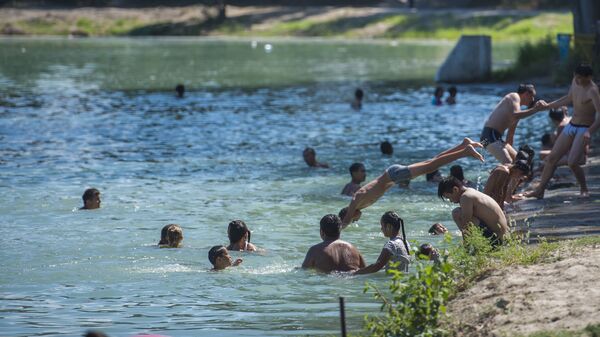 Дети купаются на одном из озер Карагачевой рощи. Архивное фото - Sputnik Кыргызстан