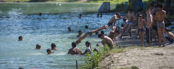 Дети купаются на озере в Карагачевой роще. Архивное фото - Sputnik Кыргызстан