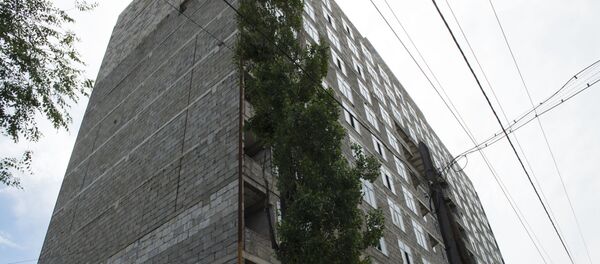 Обрушение части стены строящегося 12-этажного дома по улице Суюмбаева - Sputnik Кыргызстан