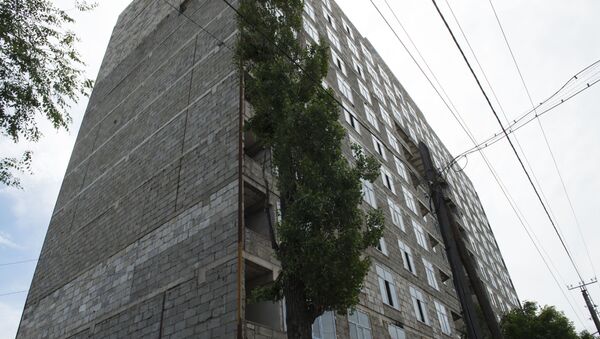 Обрушение части стены строящегося 12-этажного дома по улице Суюмбаева - Sputnik Кыргызстан