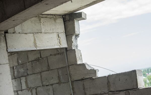 Сильный ветер, вероятно, стал причиной обрушения части стены строящегося 12-этажного дома по улице Суюмбаева - Sputnik Кыргызстан