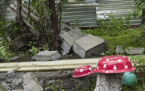 Тяжелые блоки упали во двор соседского дома №167 - Sputnik Кыргызстан
