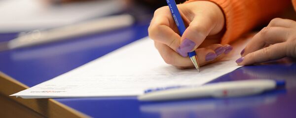 Калем сап кармап турган кыз. Архив - Sputnik Кыргызстан