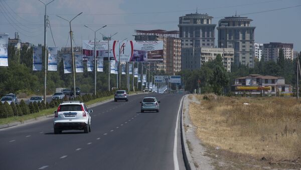 Автомобили едут по дороге. Архивное фото - Sputnik Кыргызстан