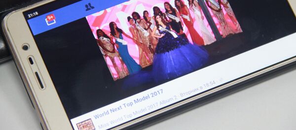 Смартфон с открытой социальной сети Facebook страницы World Next Top Model 2017 - Sputnik Кыргызстан