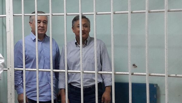 Депутат ЖК Омурбек Текебаев и бывший посол Дуйшон Чотонов в зале суда. Архивное фото - Sputnik Кыргызстан
