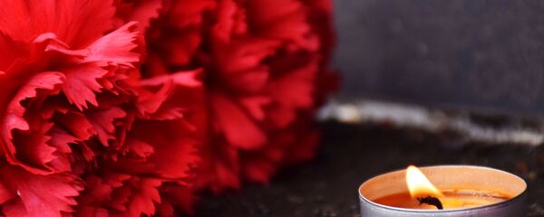 Цветы у посольств РФ в странах мира в память о погибших при взрыве в Санкт-Петербурге - Sputnik Кыргызстан