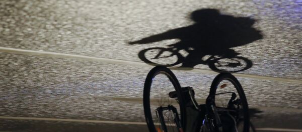 Третий ночной велопарад в Москве - Sputnik Кыргызстан