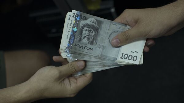 Передача денег. Иллюстративное фото - Sputnik Кыргызстан