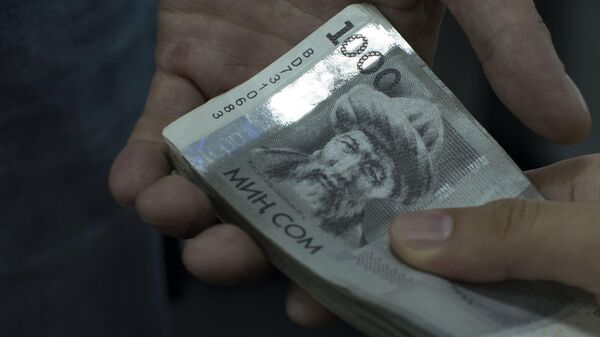 Мужчина получает деньги. Иллюстративное фото - Sputnik Кыргызстан