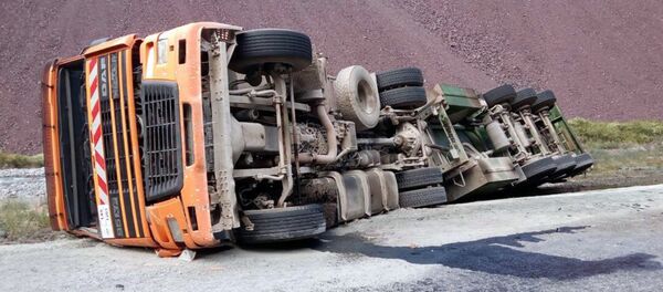 Перевернулся бензовоз марки DAF на автотрассе Бишкек — Ош - Sputnik Кыргызстан