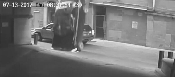 АКШда аялдын унаасы менен 7-кабаттан кулады АКШда аялдын унаасы менен 7-кабаттан кулады - Sputnik Кыргызстан