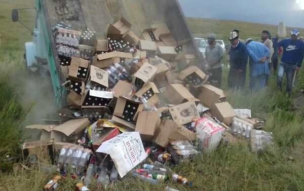 В селе Эмгекчил Нарынской области местные молодежные активисты разбили бутылки с алкоголем на 400 тысяч сомов - Sputnik Кыргызстан