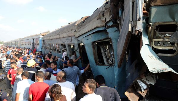 Столкновение поездов в пригороде Александрии в Египте - Sputnik Кыргызстан