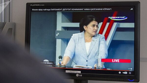 Просмотр ролика Youtube  в котором депутат Дилфуза Жалилова подмигивает в эфире узбекского ТВ - Sputnik Кыргызстан