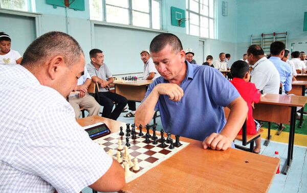 В Оше проходит Республиканский шахматный турнир памяти вице-президента Федерации шахмат КР Токтосуна Абдукадырова - Sputnik Кыргызстан