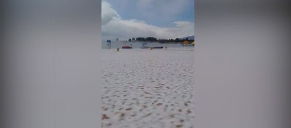 Пляж белый, словно зимой, — видео с побережья Иссык-Куля после града - Sputnik Кыргызстан