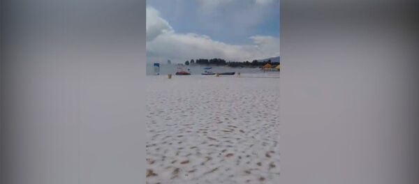 Ысык-Көлгө кыш келдиби? Мөндүрдөн кийинки көл жээгиндеги көрүнүштүн видеосу Ысык-Көлгө кыш келдиби? Мөндүрдөн кийинки көл жээгиндеги көрүнүштүн видеосу - Sputnik Кыргызстан