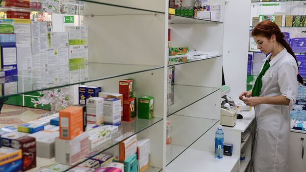 Сотрудница аптеки разбирает лекарства. Архивное фото - Sputnik Кыргызстан