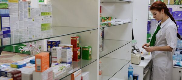 Сотрудница аптеки разбирает лекарства. Архивное фото - Sputnik Кыргызстан