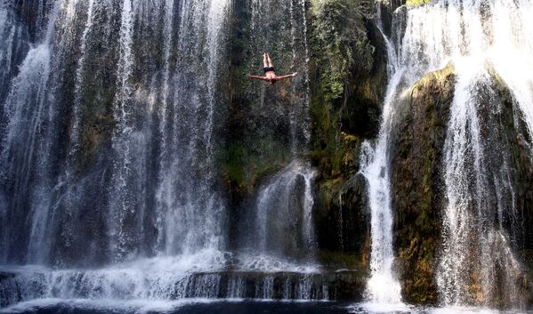 Международные соревнования по прыжкам с водопада в Яйце - Sputnik Кыргызстан