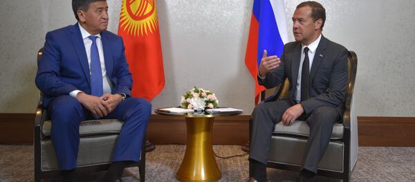 Председатель правительства РФ Дмитрий Медведев и премьер-министр Кыргызстана Сооронбай Жээнбеков во время встречи на полях заседания Евразийского межправительственного совета. - Sputnik Кыргызстан