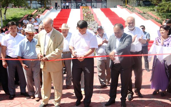 Директор парка Ульфат Досбаев пригласил на церемонию открытия первого вице-мэра Замирбека Оскарова и всех жителей южной столицы - Sputnik Кыргызстан