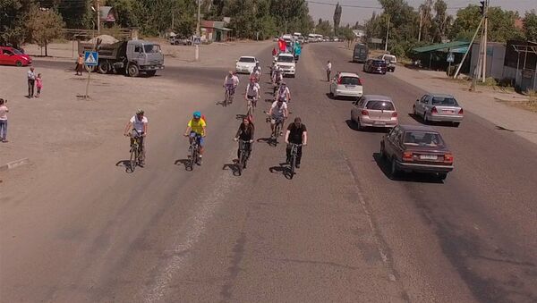 На велосипеде 500 км — слабовидящие едут из Алматы на Иссык-Куль - Sputnik Кыргызстан