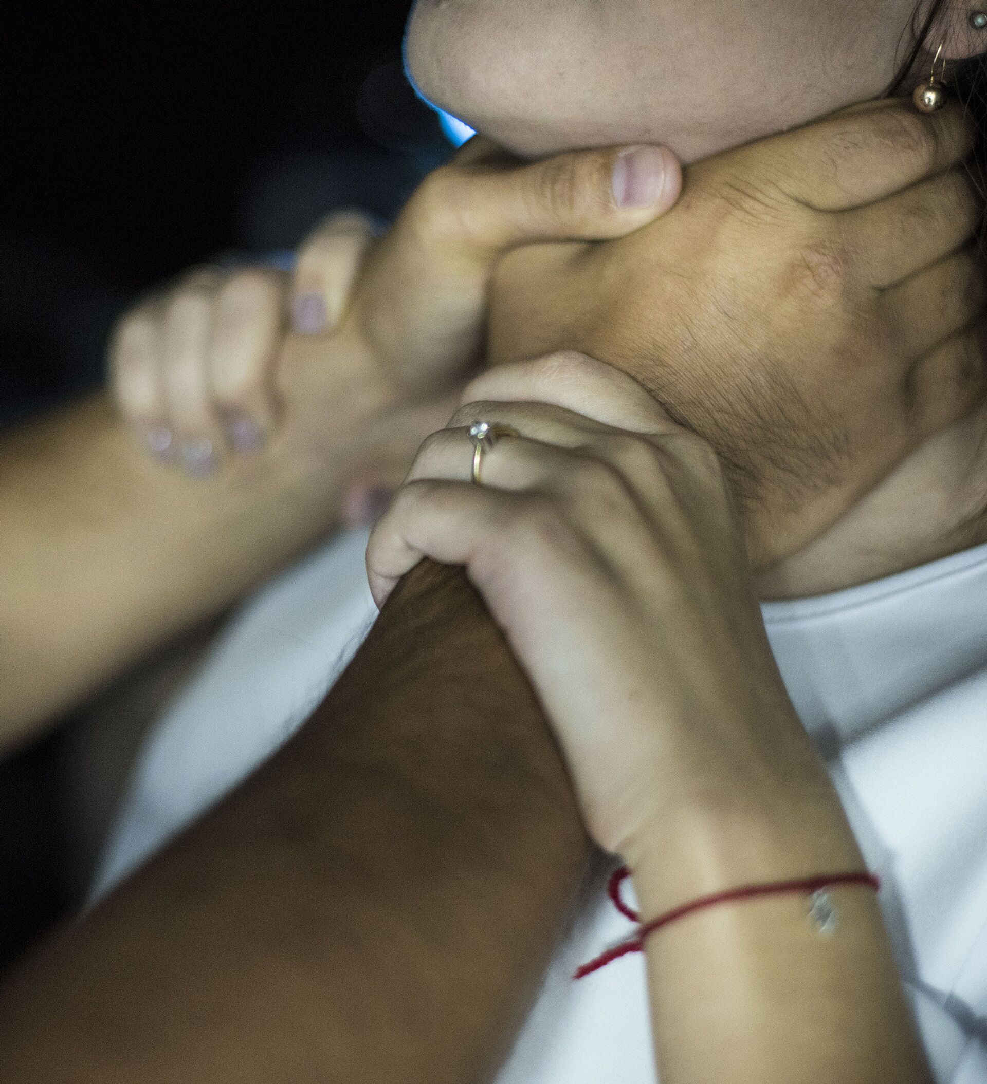 Люди которые задыхаются. Девушка которую душат. Девушка которую душат. Девушка которую душат. Женщина душит мужчину руками.