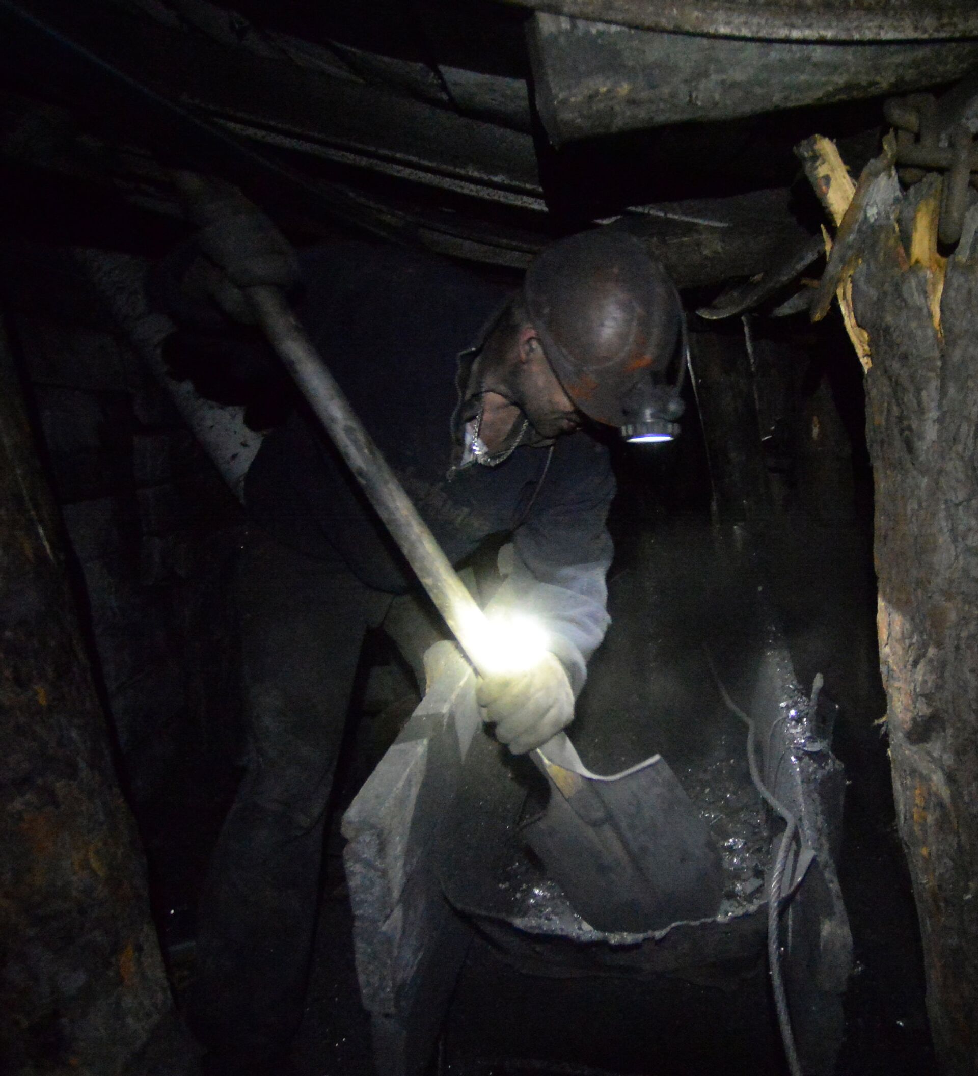 Нашли ли шахтеров под завалами