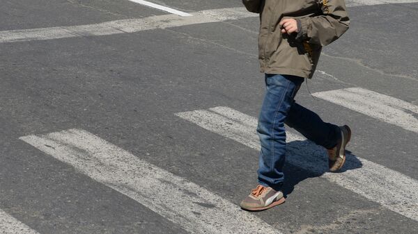 Мальчик переходит дорогу. Архивное фото - Sputnik Кыргызстан