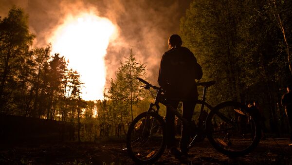 Взрыв и сильный пожар возник в ночь на воскресенье на западе Москвы - Sputnik Кыргызстан