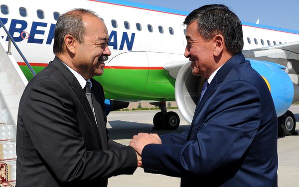 В аэропорту коллегу из Узбекистана встретил премьер-министр Сооронбай Жээнбеков. - Sputnik Кыргызстан