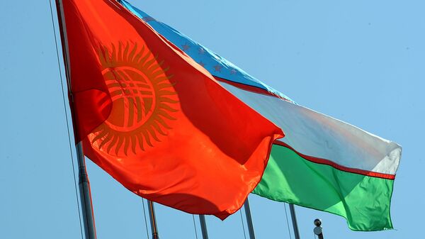 Кыргызстандын жана Өзбекстандын желектери. Архив - Sputnik Кыргызстан