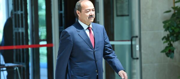 Өзбекстандын премьер-министри Абдулла Арипов Бишкектеги мамлекеттик чек араларды делимитация жана демаркациялоо боюнча өкмөт аралык комиссиянын жыйыны учурунда - Sputnik Кыргызстан