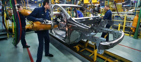 Сварочное производство на конвейере автомобильного завода. Архивное фото - Sputnik Кыргызстан