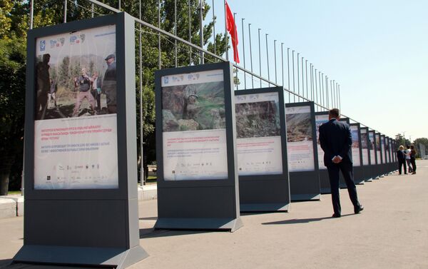 На центральной площади Бишкека Ала-Тоо открылась фотовыставка, посвященная снежным барсам. - Sputnik Кыргызстан