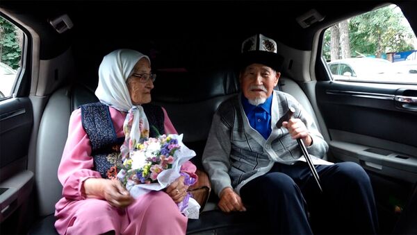 Парочка в Кыргызстане отметила благодатную свадьбу — 70 лет вместе - Sputnik Кыргызстан