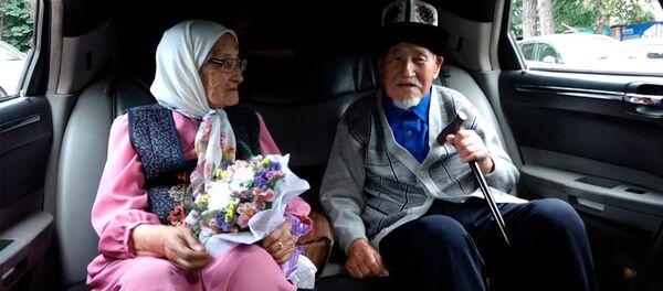 Парочка в Кыргызстане отметила благодатную свадьбу — 70 лет вместе - Sputnik Кыргызстан