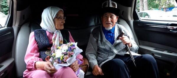 Бир жаздыктан чачы агарган жубайлар баш кошконунун 70 жылдыгын белгилешти - Sputnik Кыргызстан