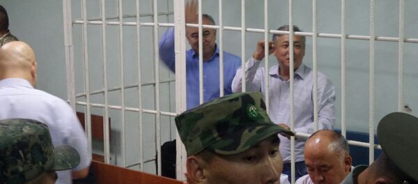 Текебаев сот өкүм чыгаргандан кийин тарапташтарына кайрылды. Видео - Sputnik Кыргызстан