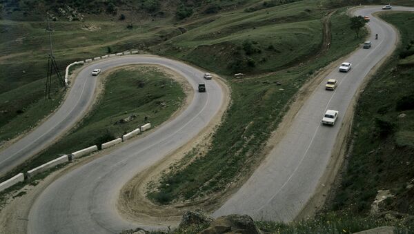 Автомобили на горной дороге. Архивное фотоф - Sputnik Кыргызстан