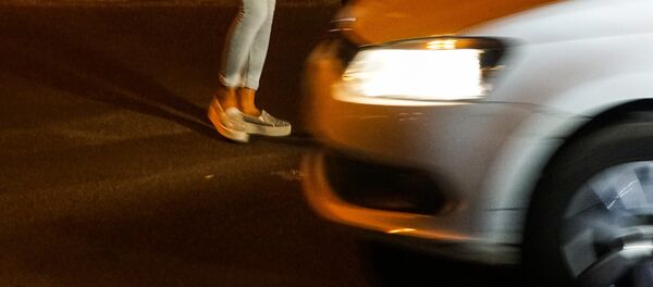 Девушка стоит у обочины. Архивное фото - Sputnik Кыргызстан