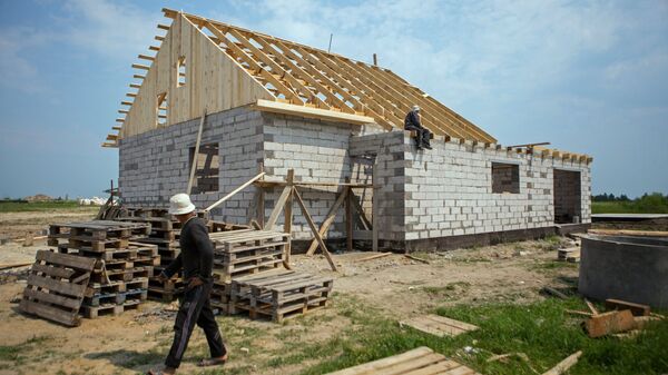 Рабочие на строительстве дома. Архивное фото - Sputnik Кыргызстан